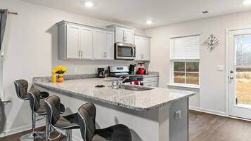 Microondas, horno, parrilla de estufa y lavavajillas