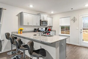 Microwave, oven, stovetop, dishwasher - Cozy & Inviting
Your Home Away From Home • 3BR • Sleeps 6 • Quiet & Comfortable (Orangeburg)