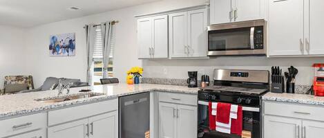 Mikrowelle, Ofen, Herdplatte, Geschirrspüler