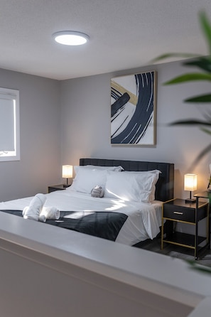 Desk, iron/ironing board, free WiFi, bed sheets - Cozy 2-Level Loft | Prime Downtown | Walk to Whyte+UofA Hospital | Free Parking! (Edmonton)