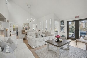 Living area - Upscale Modern Home with Spa Pool! (Niagara-on-the-Lake)