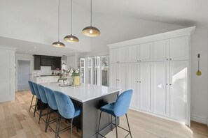 Private kitchen - Upscale Modern Home with Spa Pool! (Niagara-on-the-Lake)