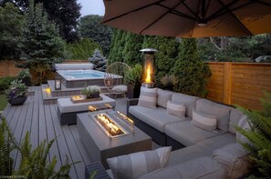 Terrace/patio - Upscale Modern Home with Spa Pool! (Niagara-on-the-Lake)