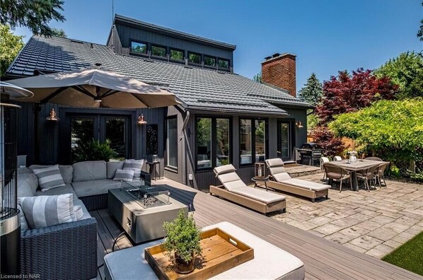 Outdoor dining - Upscale Modern Home with Spa Pool! (Niagara-on-the-Lake)