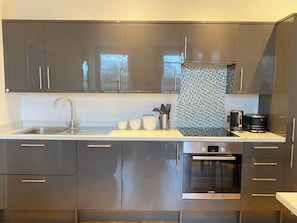 Fridge, microwave, oven, stovetop - Paddington Apartments by PrimeCityHosts B3 (Greater London)