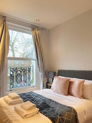 1 bedroom, iron/ironing board, WiFi, bed sheets - Paddington Apartments by PrimeCityHosts B3 (Greater London)