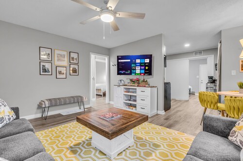 Welcoming 3-bedroom house 2 blocks from UIndy& close to downtown