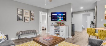 Welcoming 3-bedroom house 2 blocks from UIndy& close to downtown