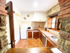 Private kitchen - Virgen de la Cabeza Rural House (Valencia de Alcantara)