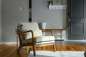Interior - Relaxing Space for Families & Friends — Sleeps 10 + Pet-Friendly (Grandview)