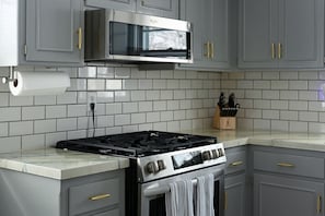Fridge, microwave, oven, stovetop - Relaxing Space for Families & Friends — Sleeps 10 + Pet-Friendly (Grandview)