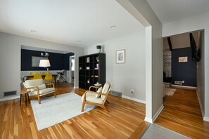 Interior - Relaxing Space for Families & Friends — Sleeps 10 + Pet-Friendly (Grandview)