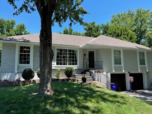 Exterior - Relaxing Space for Families & Friends — Sleeps 10 + Pet-Friendly (Grandview)
