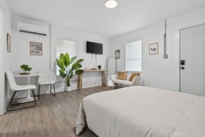 1 bedroom, travel cot, WiFi, bed sheets - Comfortable Studio minutes to Beaches & NAS (Pensacola)