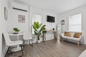 TV - Comfortable Studio minutes to Beaches & NAS (Pensacola)