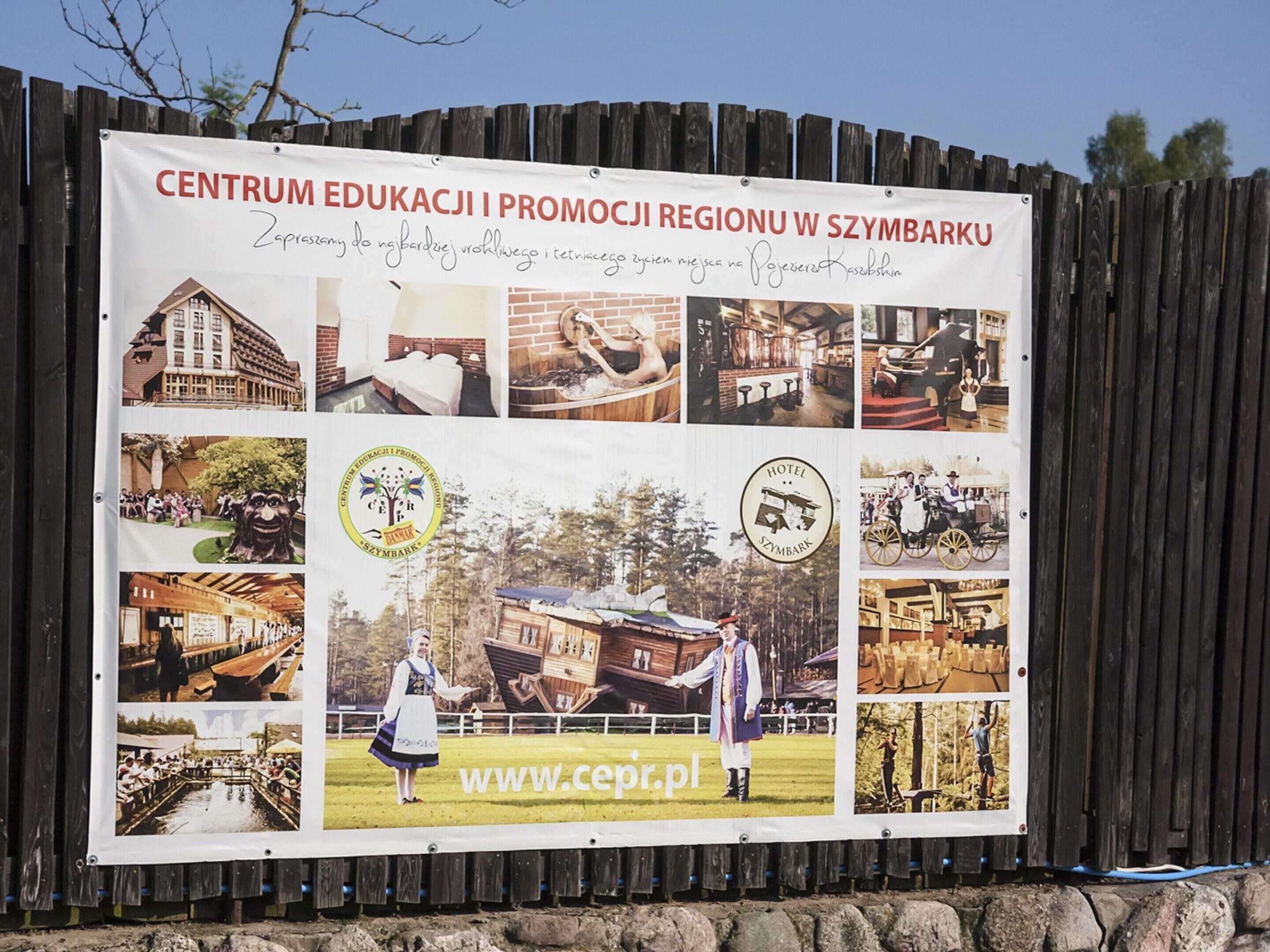 Cartel promocional del Centrum Edukacji i Promocji Regionu w Szymbarku que muestra diversas escenas históricas y culturales, incluyendo una construcción tradicional, una estructura de madera y una persona vestida con traje típico.