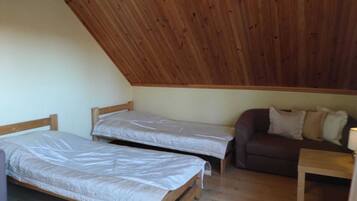 5 عدّة غرف نوم وطراز فريد لكل وحدة ومكواة/لوح كي وملاءات أسرّة