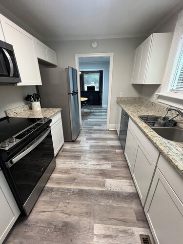 Entire House- 3 bedrooms in charming Cayce Close to downtown and Ft. Jackson.