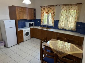 Classic Apartment, Balcony | Private kitchen - Michalis Studios & Apartments (Paleochora)