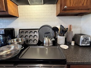 Fridge, microwave, oven, stovetop - Family Friendly North Ruston Retreat Fenced Yard Near LA Tech & Sports Complex (Ruston)