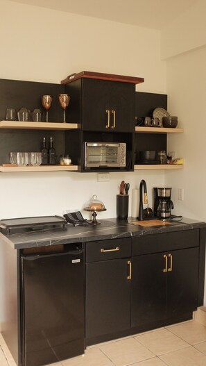 Réfrigérateur, plaque de cuisson, cafetière/bouilloire