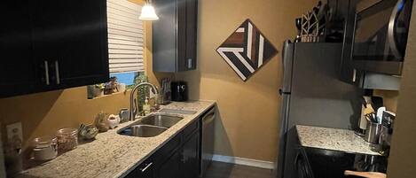 Mikrobølgeovn, ovn, kokeplater og oppvaskmaskin