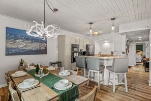 Dining - A/C, Slopeside, Ski-In, Walk to Everything, Private Shuttle, Hot Tubs, FirePit (Steamboat Springs)