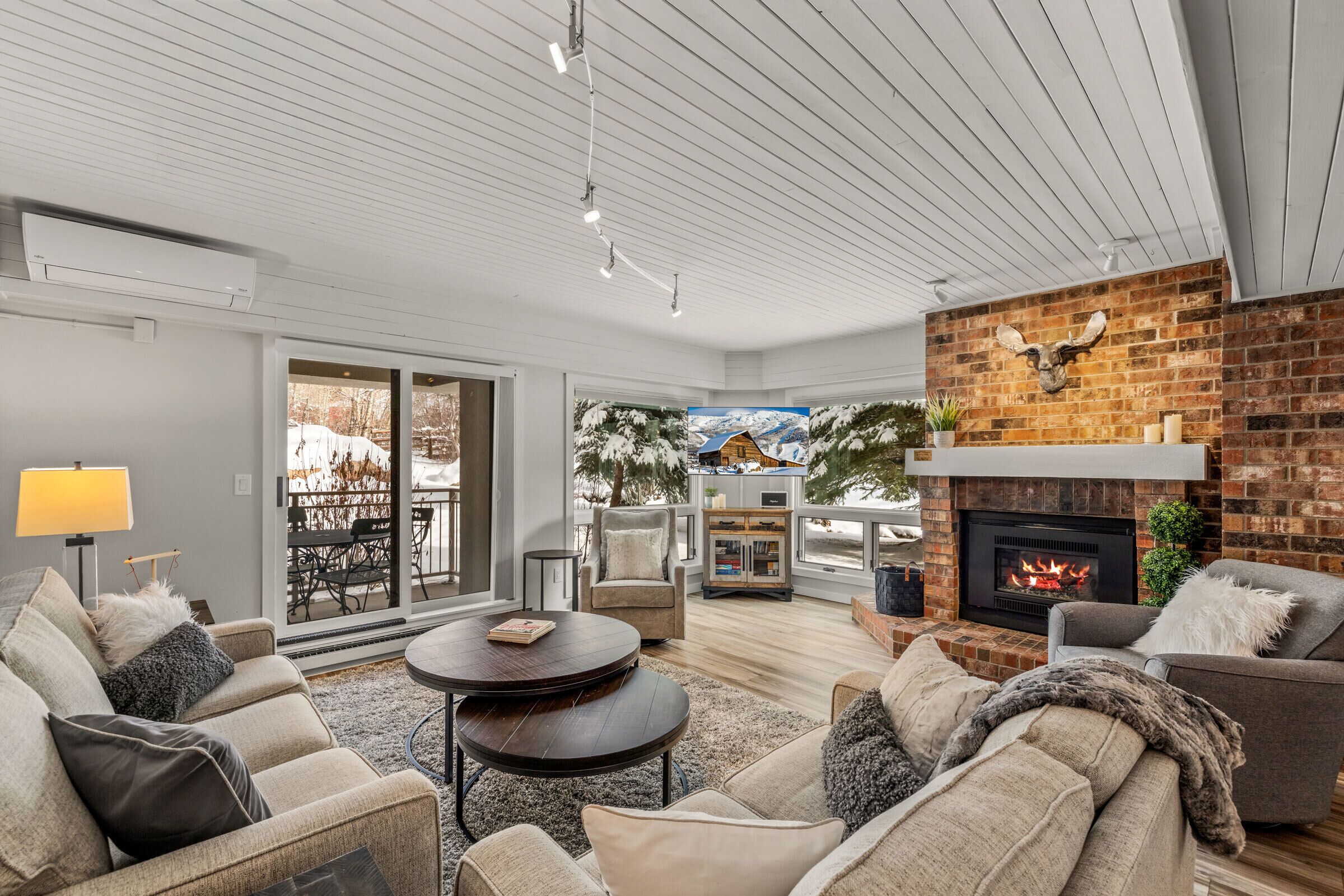 Smart TV, lareira, DVD player, aparelho de som