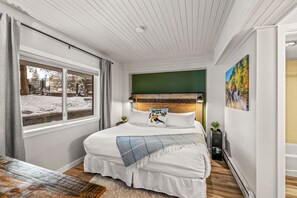 2 bedrooms, iron/ironing board, WiFi, bed sheets - Slopeside, Ski-In, Walk to Everything, Private Shuttle, Hot Tubs, FirePit (Steamboat Springs)