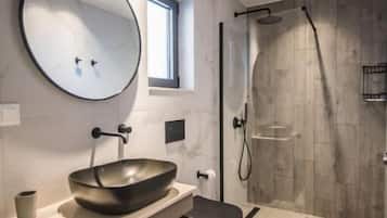 Vila Superior, balkon, pemandangan halaman | Kamar mandi | Jubah mandi dan kloset