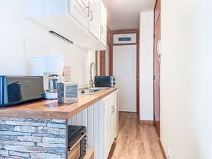 Kühlschrank, Ofen, Kochgeschirr/Geschirr/Besteck