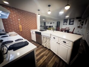 Private kitchen - Spacious Beaverton Hideaway With Bonus Room and Yard (Beaverton)