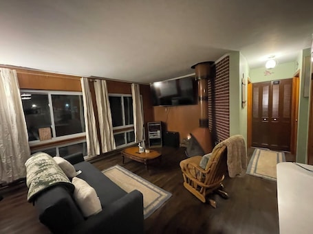 Smart TV, stereo. 2 bedroom secluded cabin w hot tub & fireplace on private lake