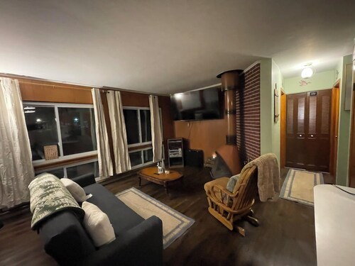 2 bedroom secluded cabin w hot tub & fireplace on private lake