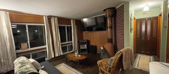 2 bedroom secluded cabin w hot tub & fireplace on private lake