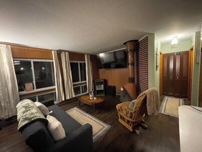 2 bedroom secluded cabin w hot tub & fireplace on private lake