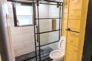 Haartrockner, Handtücher, Seife, Toilettenpapier