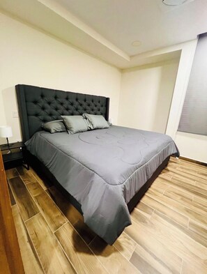 Silitysrauta/-lauta, Wi-Fi, vuodevaatteet