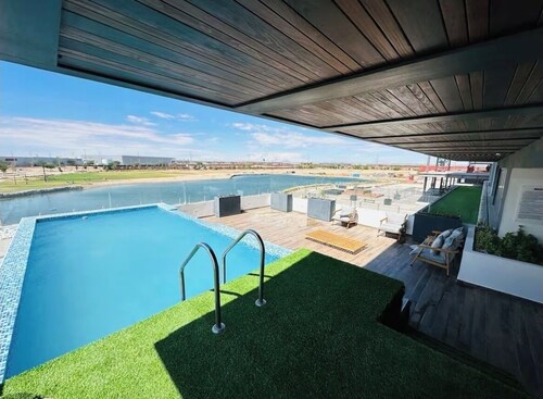 Luxurious apartment, pool and beautiful view 7 min from Puente Int. Zaragoza