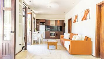 Perushuoneisto, 2 makuuhuonetta, tupakointi kielletty, ilmastointi | Oleskelualue | 40–tuumainen äly-TV, jossa digitaalikanavat