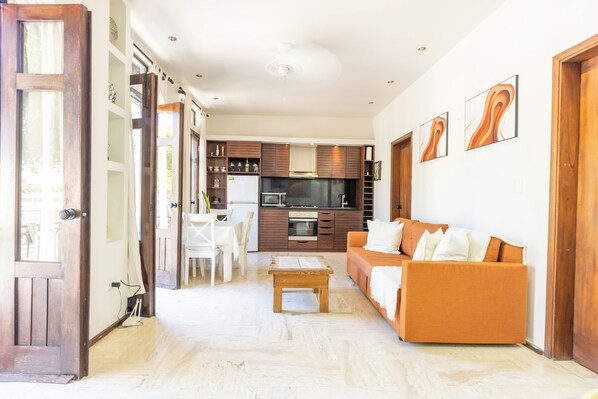 Apartamento básico, 2 habitaciones, no fumadores, Aire acondicionado | Zona de estar | Smart TV de 40 pulgadas con canales digitales, servicios de streaming