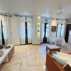 Basic Apartment, 2 Bedrooms, Non Smoking, Air conditioning | Living area | 40-inch Smart TV with digital channels, streaming services - Casa de mabel (Santo Domingo)