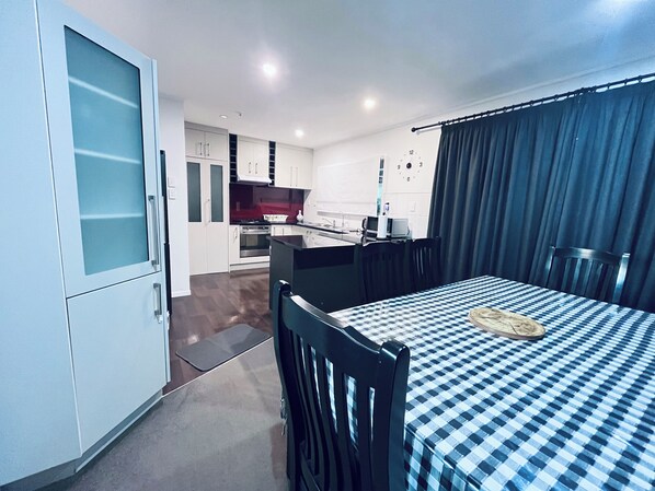 Dining - Holiday Home In Red Hill Papakura Auckland With Beautiful Views (Papakura)
