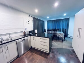 Private kitchen - Holiday Home In Red Hill Papakura Auckland With Beautiful Views (Papakura)