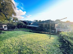 Property grounds - Holiday Home In Red Hill Papakura Auckland With Beautiful Views (Papakura)