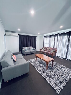 Living area - Holiday Home In Red Hill Papakura Auckland With Beautiful Views (Papakura)