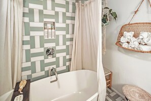 Hair dryer, towels, soap, shampoo - Close to Ski Slopes & Trails ~ Zoo ~ Hot Tub (Big Bear)