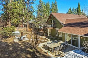 Outdoor dining - Close to Ski Slopes & Trails ~ Zoo ~ Hot Tub (Big Bear)