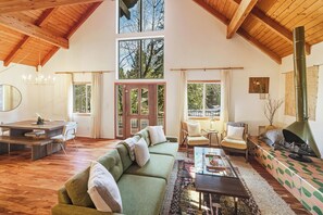 TV, books - Close to Ski Slopes & Trails ~ Zoo ~ Hot Tub (Big Bear)
