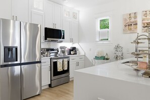 Microwave, oven, stovetop, dishwasher - The Starland Sweet House PINK (No Pets) (Savannah)